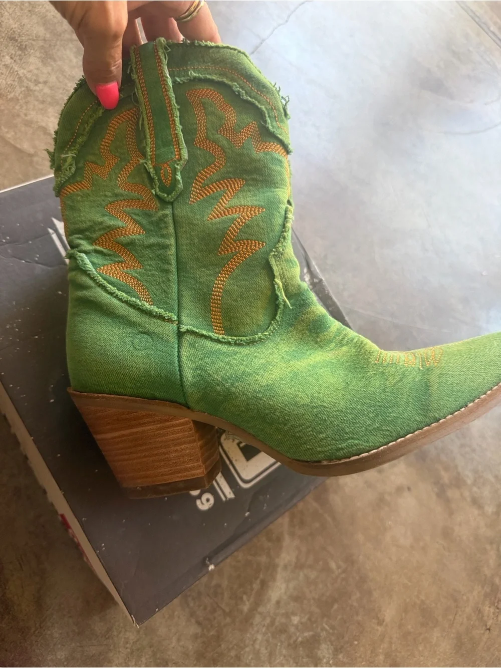 dingo Orange Joyride Shortie Boot Box Label
